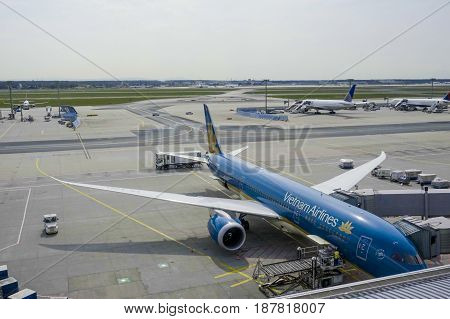 The apron of Frankfurt airport - Vietnam airlines - FRANKFURT - GERMANY -  2017