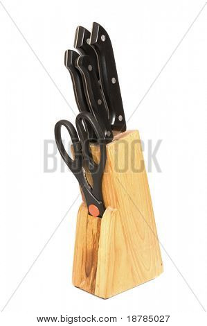 Couteaux de cuisine sur support en bois, isolé sur le blanc