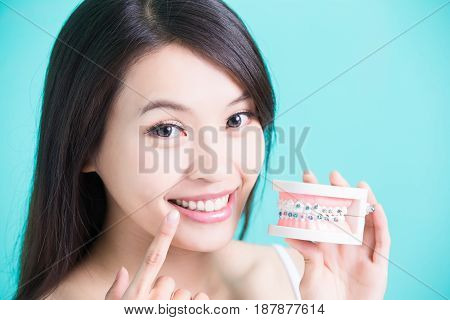 woman with bace tooth model on the green background