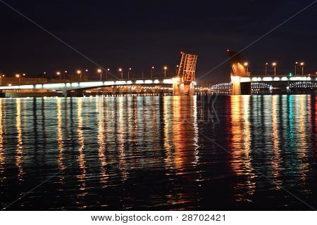 Alexander Nevsky Bridge di notte