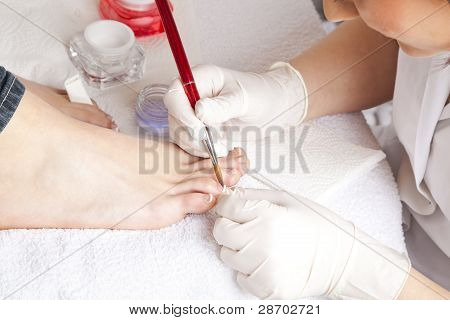 工作的脚趾甲指甲设计师