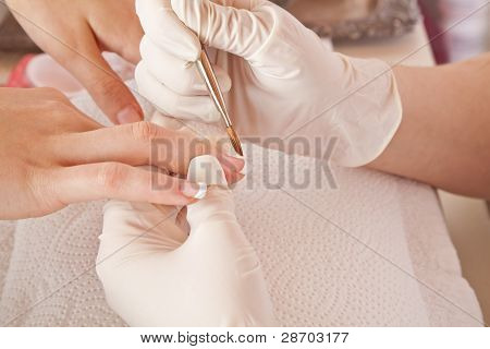 工作的钉子钉设计器