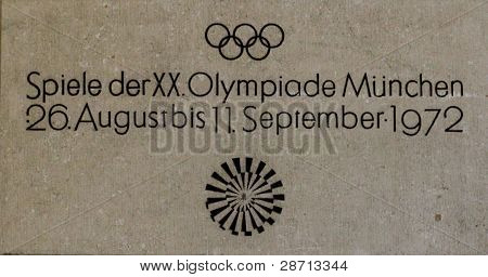 Olympischen Ringen und Emblem auf Stadtmauer in MÃ¼nchen