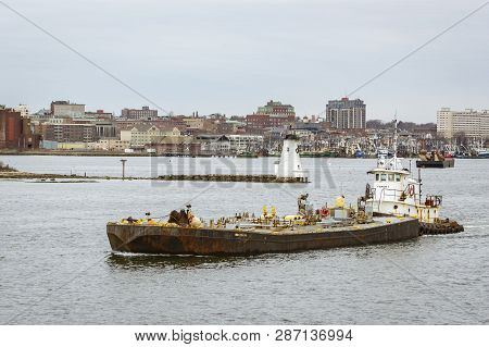 New Bedford, Massachusetts, Usa - February 11, 2018: Tug Sirius Pushing The Double-hulled Fuel Barge
