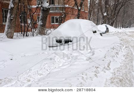 Invierno. Coche bajo la nieve