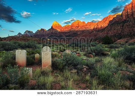 Springdale, Utah, Usa - October 21, 2018 : Historic Pioneer Cemetery In Springdale Located At The En
