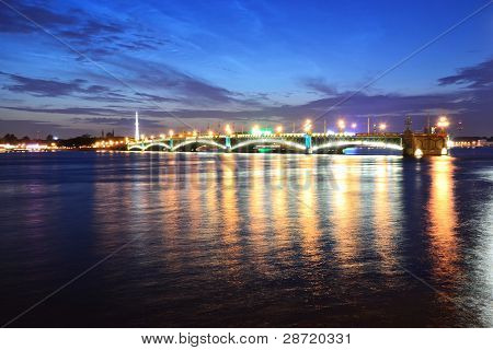 Noční pohled z mostu Troitsky