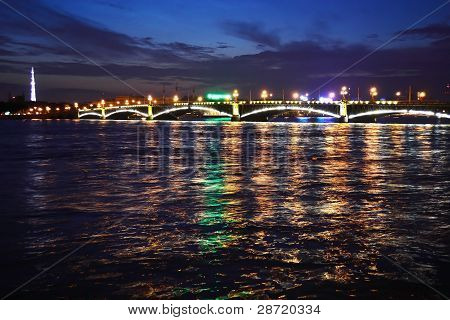 Noční pohled z mostu Troitsky