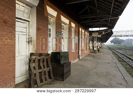 Thazi, Myanmar - 23 November, 2018: Horizontal Picture Of Old Platform At Thazi Train Station During