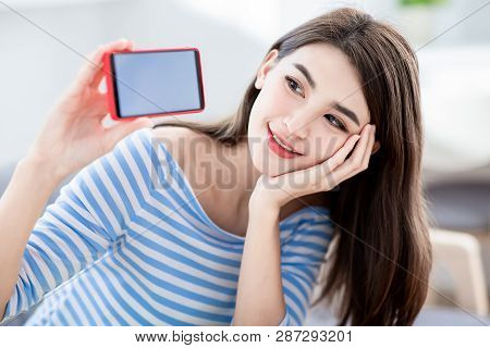 Pretty Woman Show Her Brandnew Smart Phone With Empty Screen