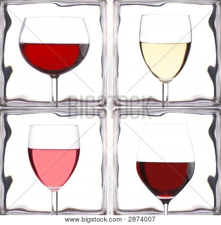 Copos de vinho na frente de tijolos de vidro