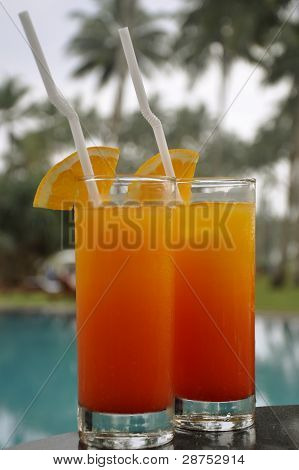Два бокала Tequila Sunrise с бассейном