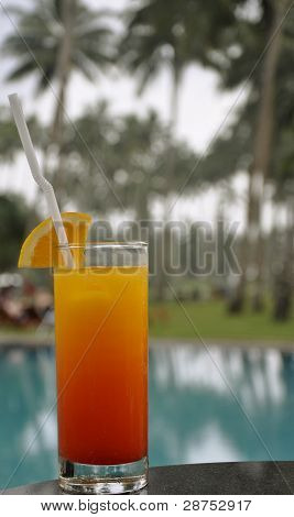 Стакан Tequila Sunrise с бассейном