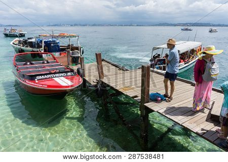 Kota Kinabalu,sabah, Malaysia-january 14, 2018 : Unidentified Tourist Are Out From Speed Boat And Wa