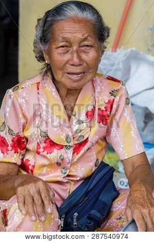 Tuaran, Sabah, Malaysia-january 25,2018: Street Photo View Of Portraiture  Elder Picture Sale Fruit 