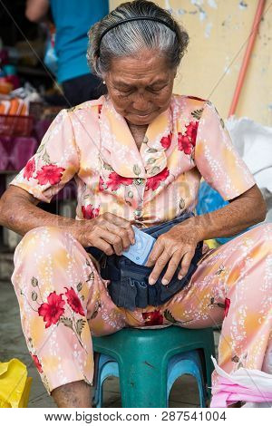 Tuaran, Sabah, Malaysia-january 25,2018: Street Photo View Of Portraiture  Elder Picture Sale Fruit 
