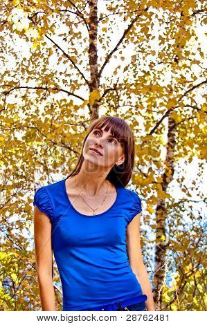 La ragazza nel bosco d'autunno