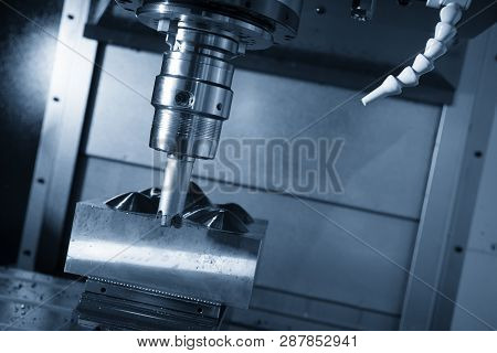 The  Operation Of Cnc Milling Machine .the Cnc Milling Machine Cutting The Mold Part With The Index-