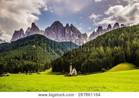Church Of St. John Of Nepomuk And Geisler (odle) Dolomites Peaks - Santa Maddalena, Val Di Funes, Ty