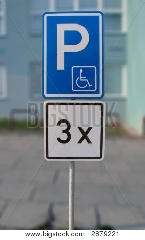 無効な 3 駐車場サイン