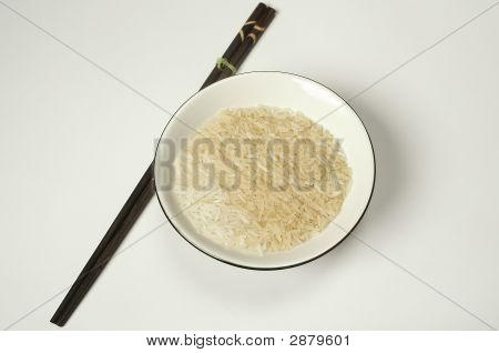 Миска риса и японские палочки