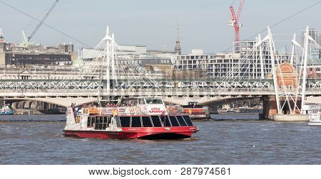 London, United Kingdom - Februari 21, 2019: A City Cruises Touristic Boat Navigating By Thames River