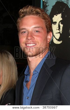 LOS ANGELES - OCT 18: Jonny Weston dorazí na 