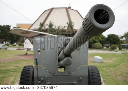 Lam Luk Ka, Pathumthani,thailand November 5, 2017: Decommission Gun Of Thai Army Place Outdoor At Na