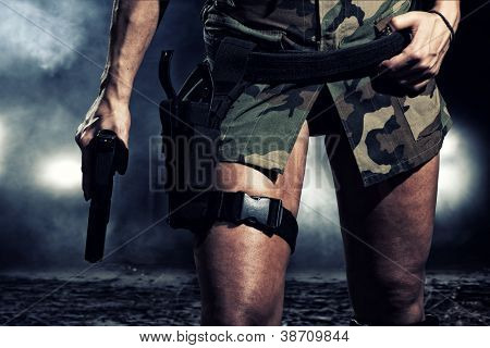 特別な戦術セクシーな女性彼女の武器を保持