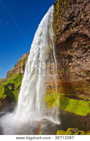 Seljalandsfoss er en af de smukkeste vandfald på Island. Det er beliggende på den sydlige del af