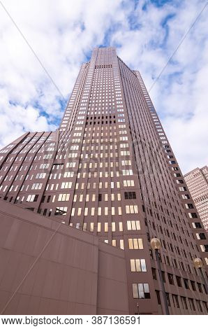 Pittsburgh, Pennsylvania, Usa 9/26/20 The Bny Mellon Building On A Sunny Fall Day In Downtown Pittsb