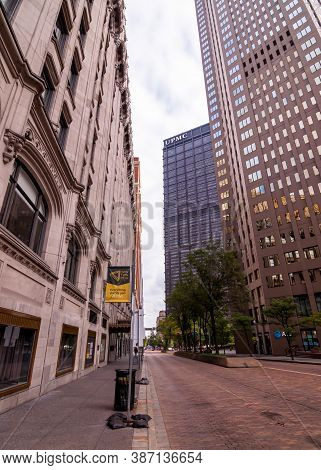 Pittsburgh, Pennsylvania, Usa 9/26/20 The Us Steel Tower Upmc World Headquarters Building In Downtow
