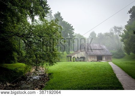 Barn In Rural Tennessee.  Historic Barn On Display At Norris Dam State Park In Tennessee. This Is Pu