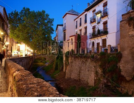 Granada.  Gaden Carrera del Darro om natten. Andalusien, Spanien.   Carrera del Darro i Granada - en