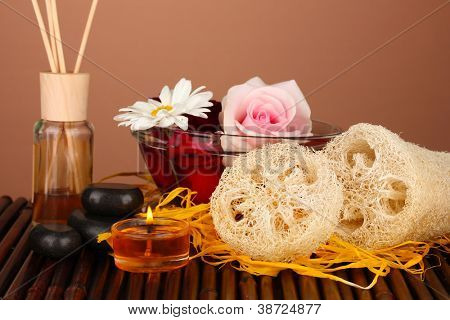 Loofah su sfondo di colore