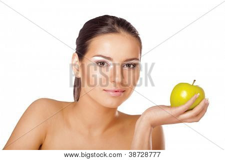 ภาพเหมือนของหญิงสาวสวยด้วยแอปเปิ้ลสีเขียวบนมือของเธอ - บนพื้นหลังสีขาว