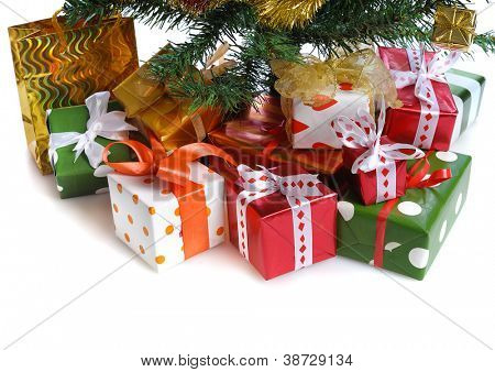  montón de cajas de regalo rojo con lazo de Satén bajo el árbol de Navidad decorado