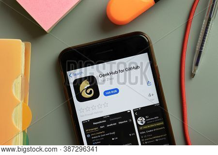 New York, Usa - 29 September 2020: Geekhub For Github Mobile App Logo On Phone Screen Close Up, Illu