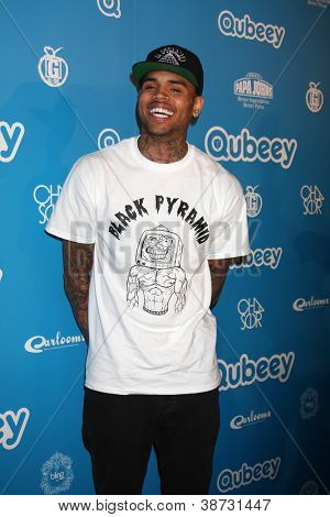 LOS ANGELES - 20 Październik: Chris Brown przybywa Qubeeys Chris Brown kanał Rozpoczęcie imprezy na Priva