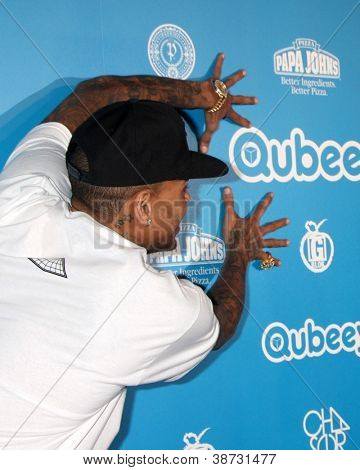 LOS ANGELES - 20 Październik: Chris Brown przybywa Qubeeys Chris Brown kanał Rozpoczęcie imprezy na Priva