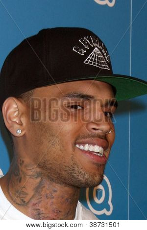 LOS ANGELES - 20 Październik: Chris Brown przybywa Qubeeys Chris Brown kanał Rozpoczęcie imprezy na Priva
