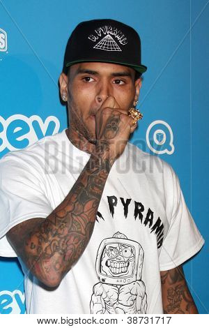 LOS ANGELES - 20 Październik: Chris Brown przybywa Qubeeys Chris Brown kanał Rozpoczęcie imprezy na Priva