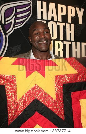 BEVERLY HILLS - okt 19: Evander Holyfield på 50 års fødselsdagsfest for Evander Holyfield på Julian
