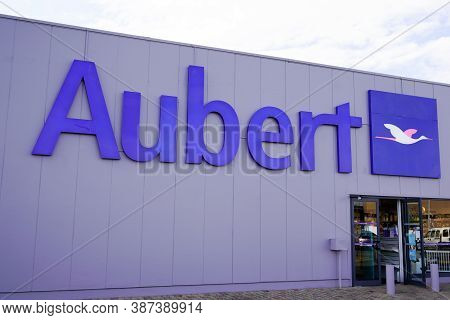 Bordeaux , Aquitaine / France - 09 25 2020 : Aubert Logo Bird And Text Sign Front Of Store Baby Fren
