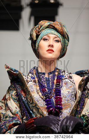 Mosca - 4 novembre: Bellissima modella in abito con motivo etnico in mostra del designer Slava Zaitsev mi