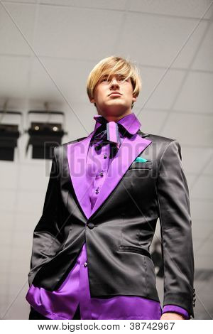 Mosca - 4 novembre: Uomo in una giacca di raso in mostra del designer Slava Zaitsev nella casa di moda di Sla