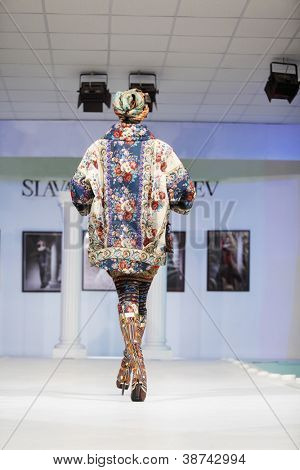 Mosca - 4 novembre: retro della donna in abito con motivo etnico in mostra del designer Slava Zaitsev in 