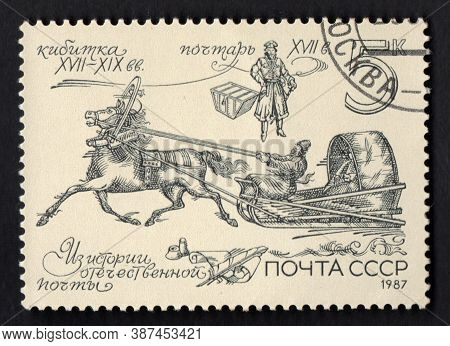 Ussr - Circa 1987: Stamp About The History Of Russian Post. Stamp With Harnessed Postal Horse. Post 
