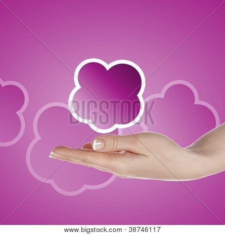 Hand med cloud computing symbol mot färg bakgrund