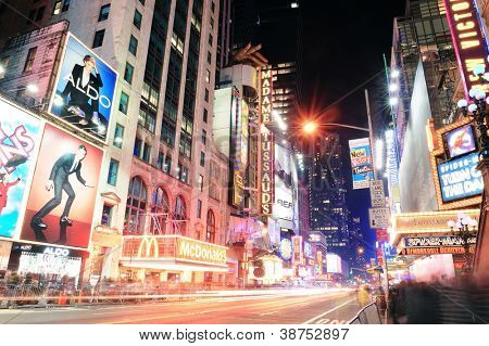 NEW YORK CITY, New York - joulu 12: 42nd Street liikennettä ja mainoksessa on kätevää uusi yo